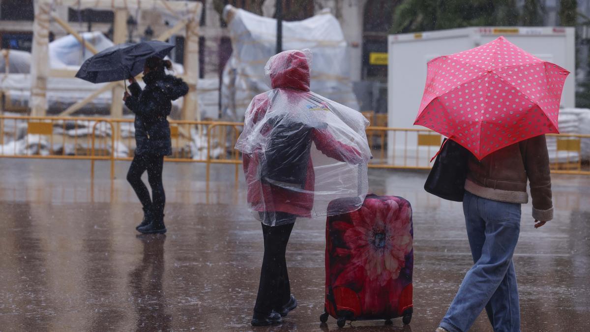 Personas caminan un día de lluvia