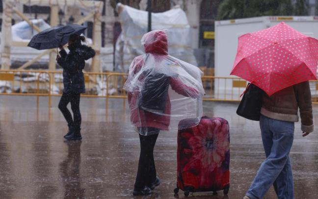 Personas caminan un día de lluvia