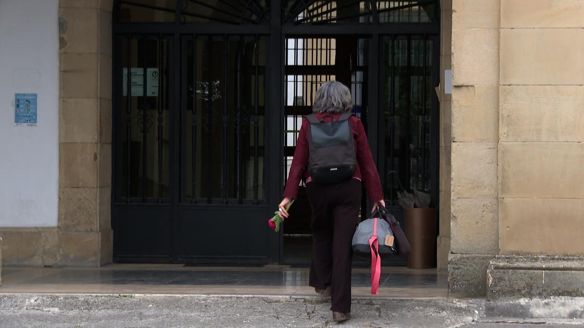 La exdirigente de ETA Soledad Iparraguirre, alias 'Anboto', entrando a la prisión de Martutene