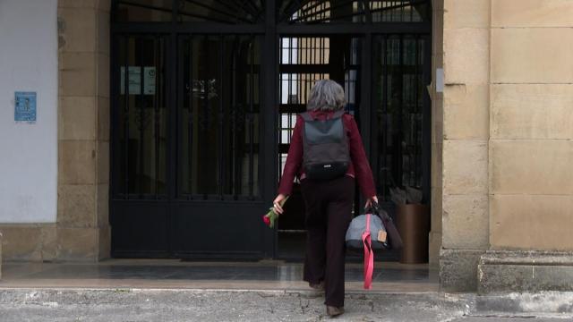 La exdirigente de ETA Soledad Iparraguirre, alias 'Anboto', entrando a la prisión de Martutene