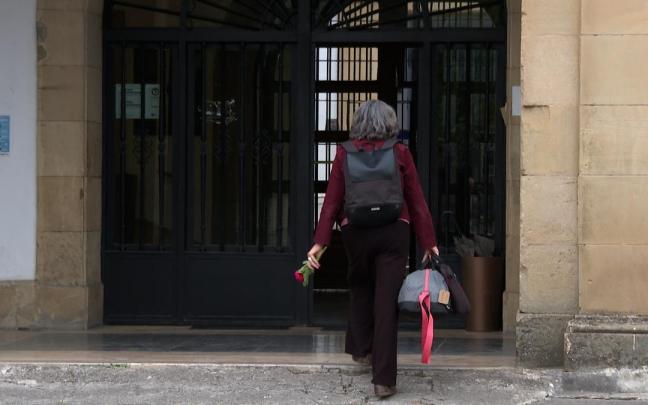 La exdirigente de ETA Soledad Iparraguirre, alias 'Anboto', entrando a la prisión de Martutene