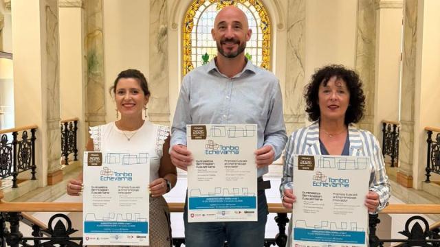 Representantes del Ayuntamiento y BIC Gipuzkoa en la casa consistorial de la villa armera, en la presentación del los Premios Toribio Echevarria.