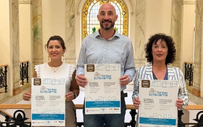 Representantes del Ayuntamiento y BIC Gipuzkoa en la casa consistorial de la villa armera, en la presentación del los Premios Toribio Echevarria.