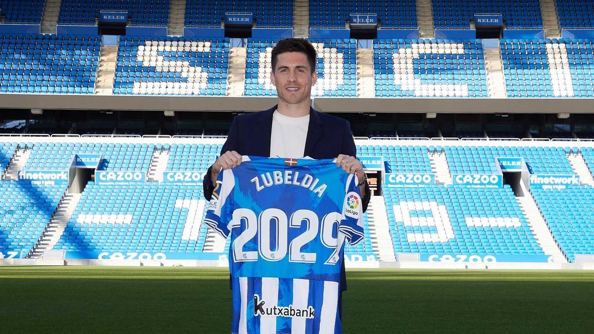 Zubeldia sujeta una camiseta con el año 2029, el fin de su contrato, como dorsal. / REAL SOCIEDAD