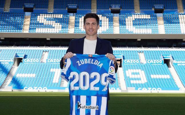 Zubeldia sujeta una camiseta con el año 2029, el fin de su contrato, como dorsal. / REAL SOCIEDAD