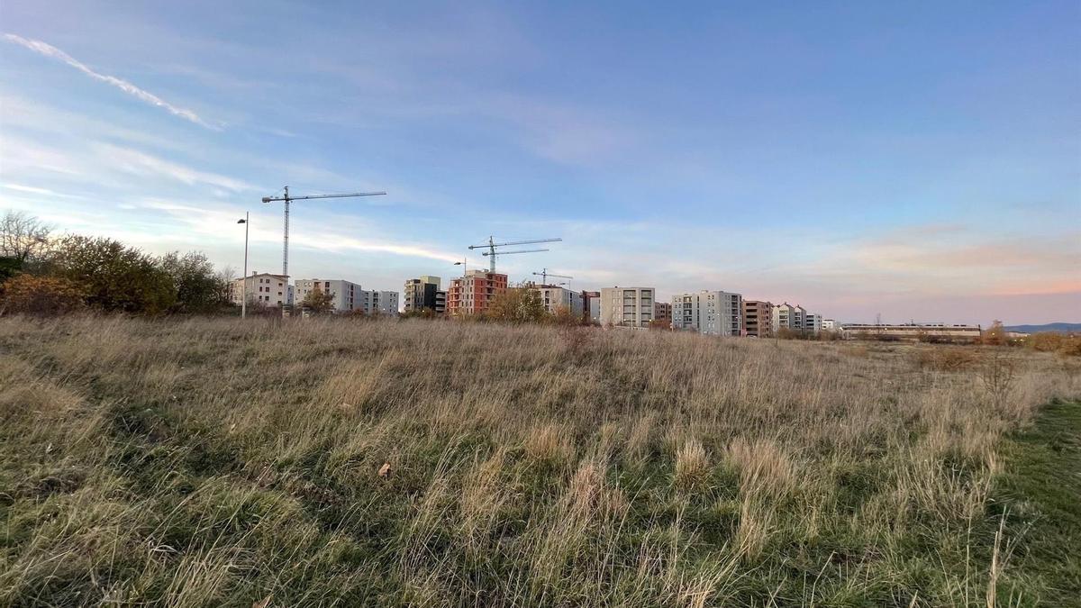 Gasteizko 21 Zabalguneak Goikolarrako lursail baten salmenta esleitu du etxebizitza librea eraikitzeko.