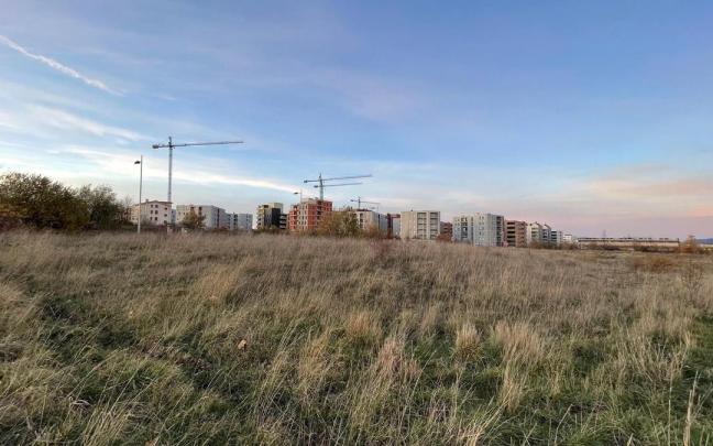 Gasteizko 21 Zabalguneak Goikolarrako lursail baten salmenta esleitu du etxebizitza librea eraikitzeko.