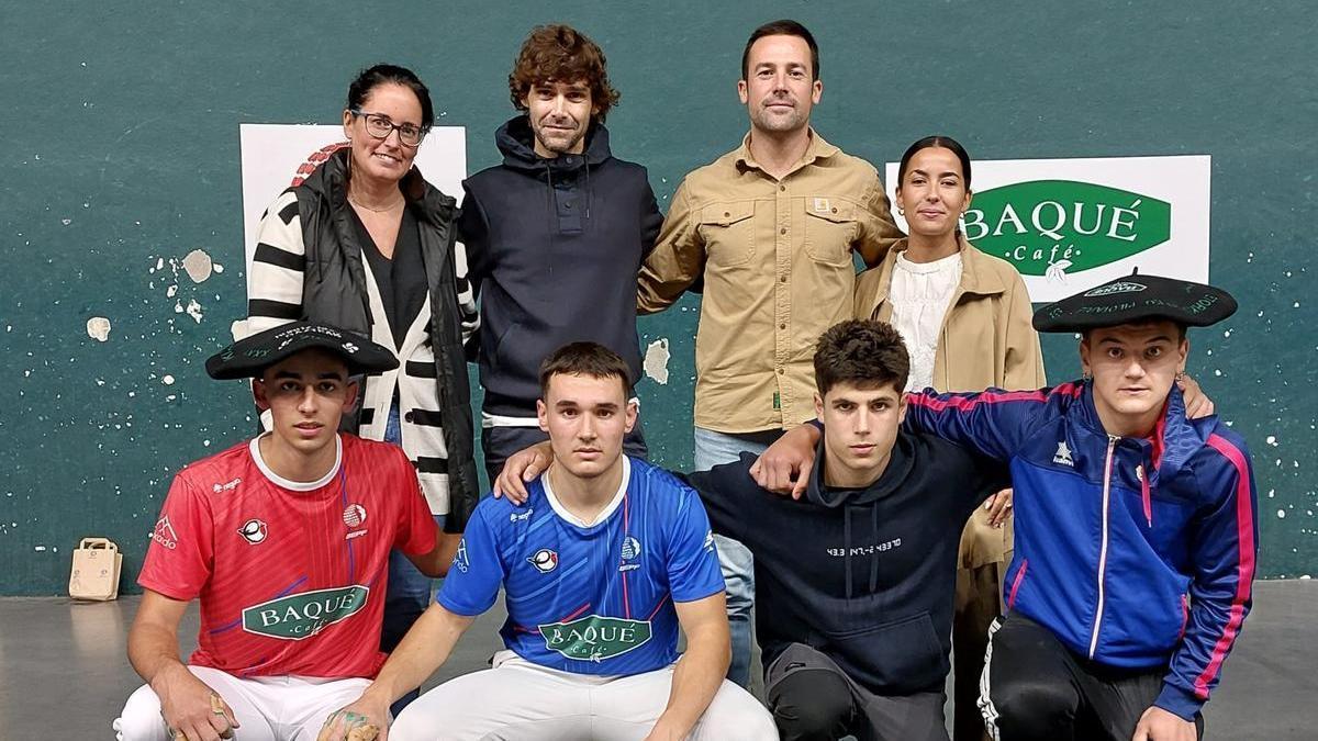 Rekalde (izquierda) y Ancizar (derecha), junto a los otros finalistas del Cafés Baqué, Okiñena y Otxantezana.