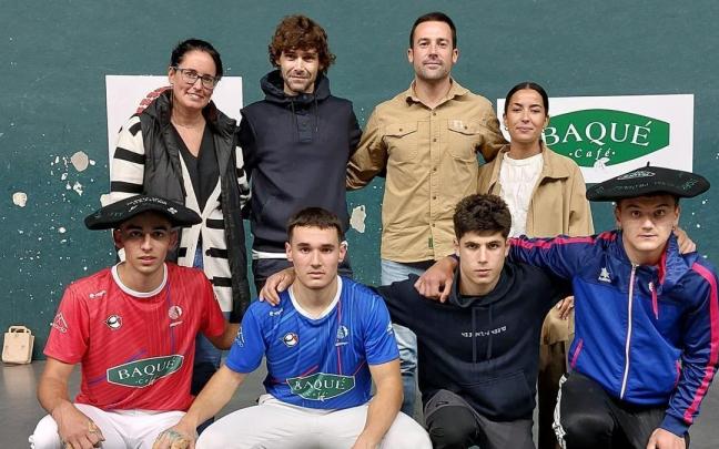 Rekalde (izquierda) y Ancizar (derecha), junto a los otros finalistas del Cafés Baqué, Okiñena y Otxantezana.