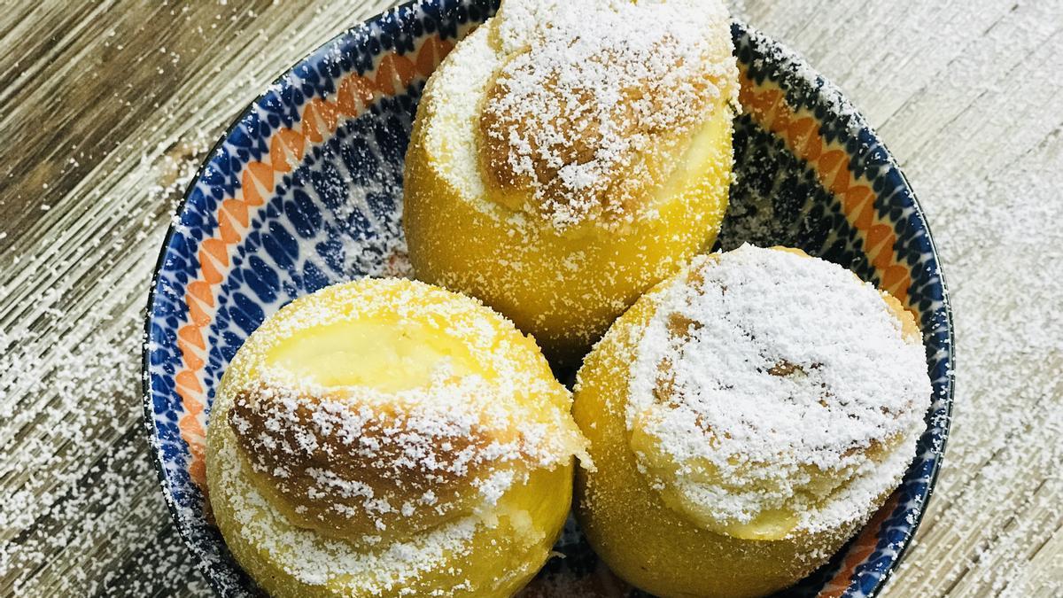 Los limones son el propio recipiente de este bizcocho