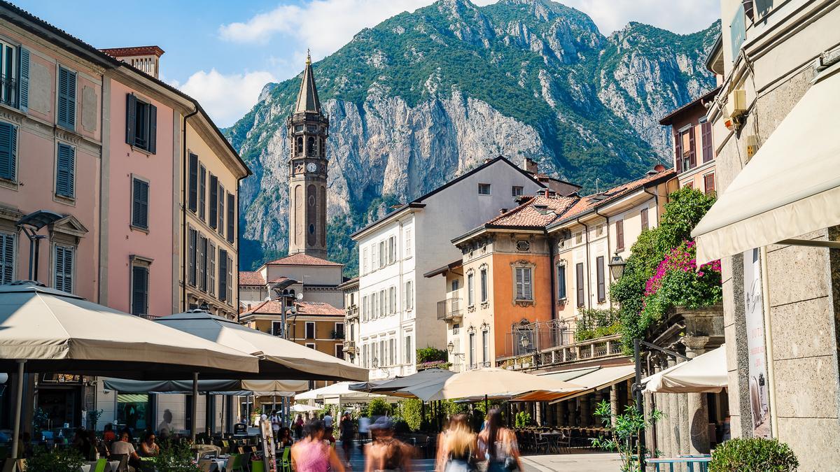 Turistas paseando por Lecco.