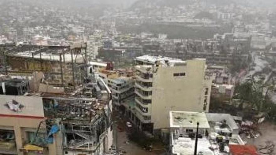 Al menos medio millar de personas no disponen de electricidad en Acapulco.