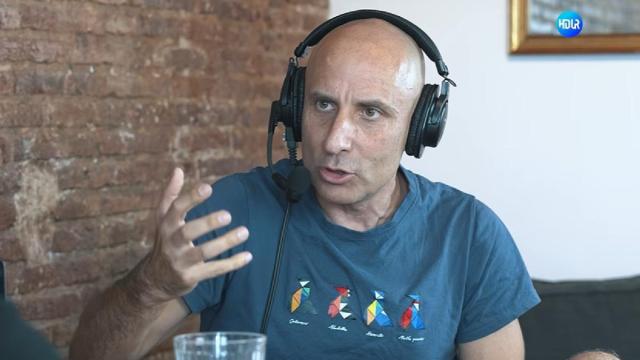 El nutricionista y divulgador Julio Basulto analiza a fondo los intereses económicos de la industria alimentaria.