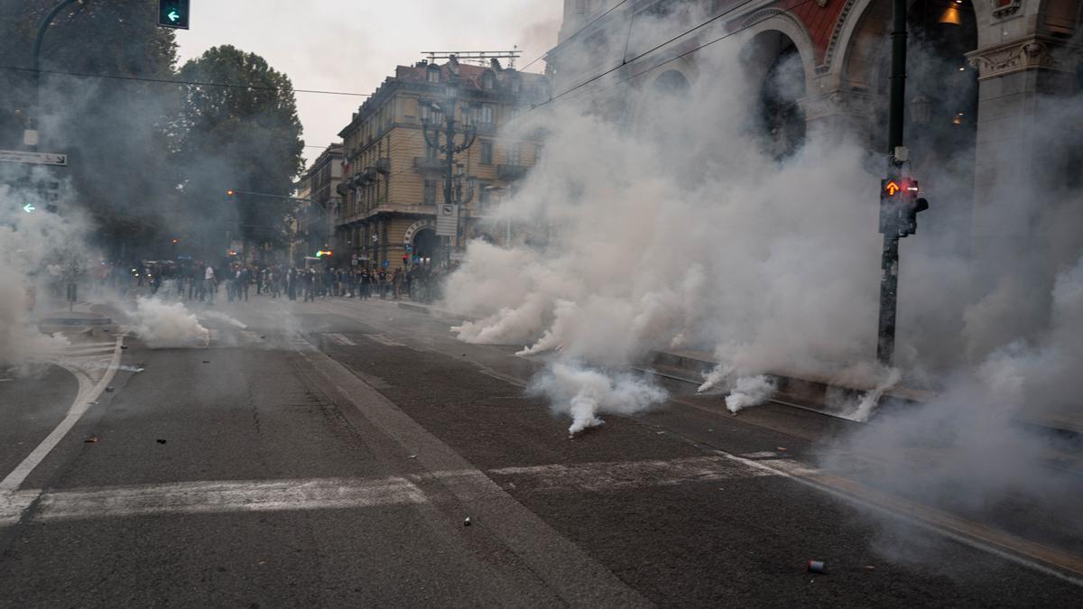 Manifestantes protestan contra el alto costo de la vida, lo que deriva en enfrentamientos con la policía antidisturbios en las calles de Turín.