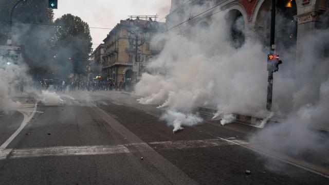 Manifestantes protestan contra el alto costo de la vida, lo que deriva en enfrentamientos con la policía antidisturbios en las calles de Turín.