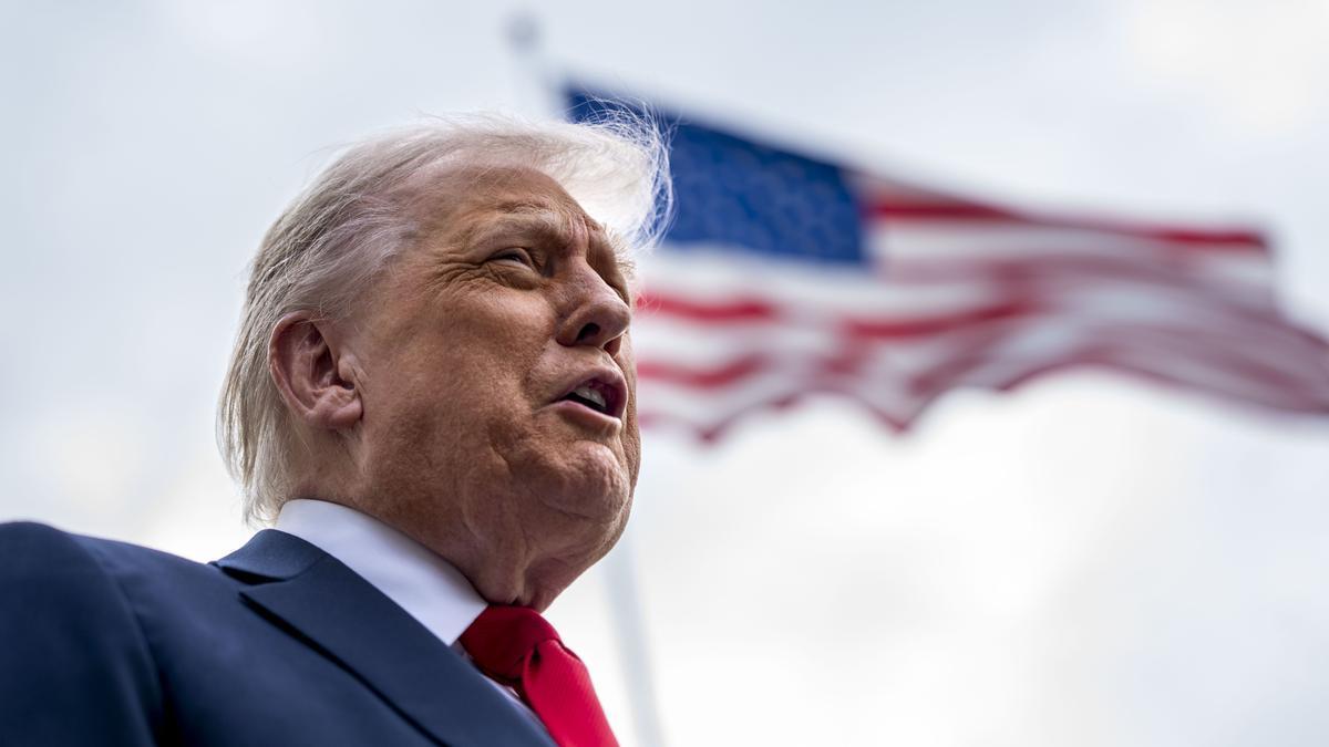 WASHINGTON (United States), 16/09/2025.- US President Donald Trump speaks to the press before boarding Marine One en route to the United Kingdom on the South Lawn of the White House in Washington, DC, USA, 16 September 2025. Trump spoke about the ongoing