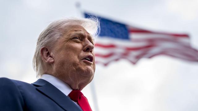 WASHINGTON (United States), 16/09/2025.- US President Donald Trump speaks to the press before boarding Marine One en route to the United Kingdom on the South Lawn of the White House in Washington, DC, USA, 16 September 2025. Trump spoke about the ongoing