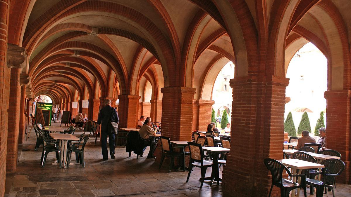 Grandes soportales alrededor de la Plaza Nacional.