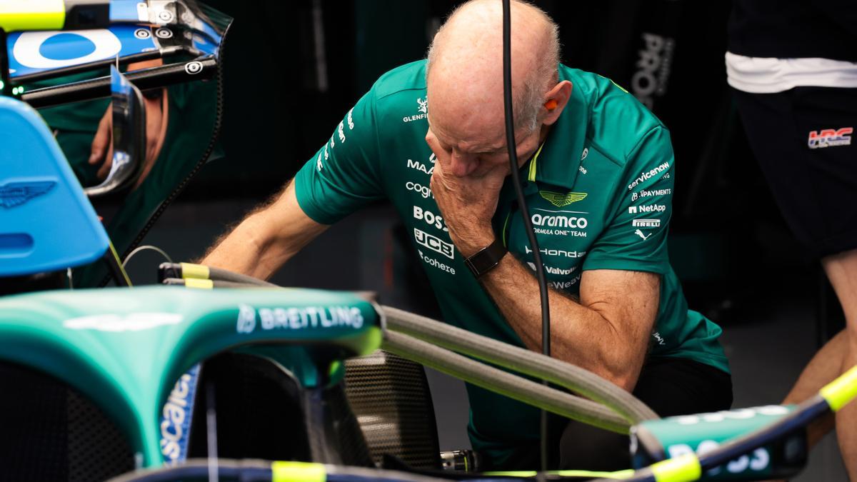 Adrian Newey, junto al AMR26.