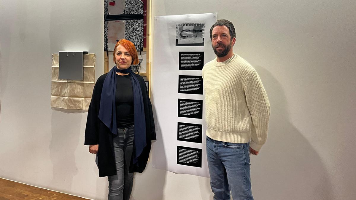 La comisaria Sandra Cuesta y el concejal de Cultura del Ayuntamiento de Hondarribia, Ortzi Alonso.