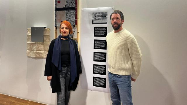 La comisaria Sandra Cuesta y el concejal de Cultura del Ayuntamiento de Hondarribia, Ortzi Alonso.