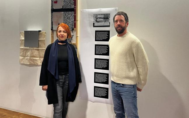 La comisaria Sandra Cuesta y el concejal de Cultura del Ayuntamiento de Hondarribia, Ortzi Alonso.