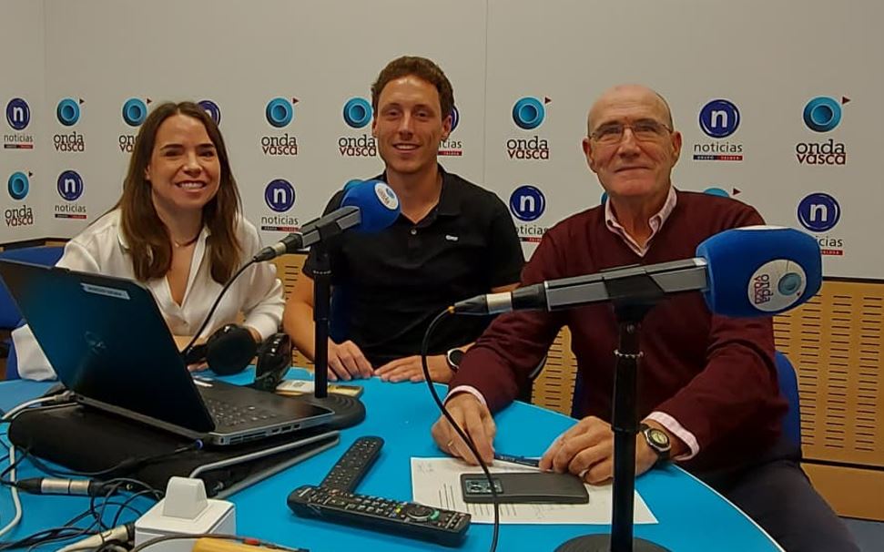 Beatriz Santamaría, Víctor Carramiñana y Jorge García en los estudios de Onda Vasca Bilbao.
