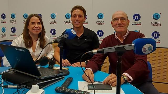 Beatriz Santamaría, Víctor Carramiñana y Jorge García en los estudios de Onda Vasca Bilbao.