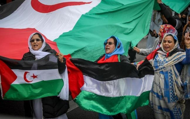 Varias mujeres saharauis en una manifestación contra la ocupación marroquí del Sáhara Occidental en una foto de archivo.
