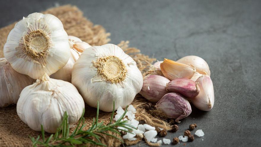Ajos frescos listos para ser consumidos crudos o cocinados.