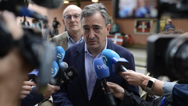 Aitor Esteban atiende a los medios.