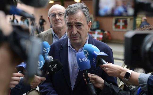 Aitor Esteban atiende a los medios.