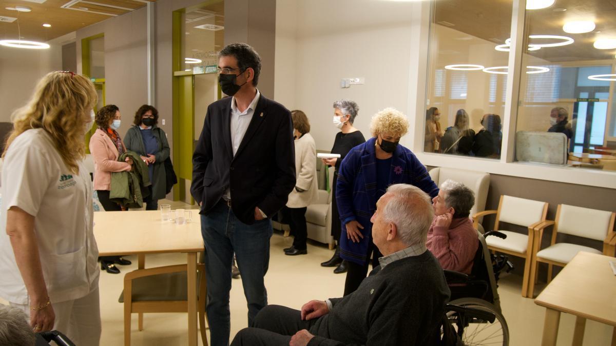 El alcalde, Eneko Goia, y la diputada de Servicios Sociales, Maite Peña, en la inauguración del edificio destinado a servicios para los mayores.