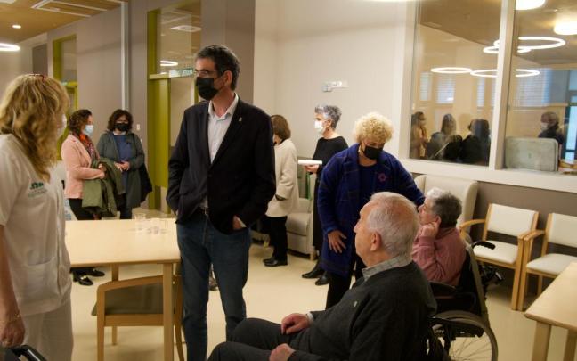 El alcalde, Eneko Goia, y la diputada de Servicios Sociales, Maite Peña, en la inauguración del edificio destinado a servicios para los mayores. El alcalde, Eneko Goia, y la diputada de Servicios Sociales, Maite Peña, en la inauguración del edificio destinado a servicios para los mayores.
