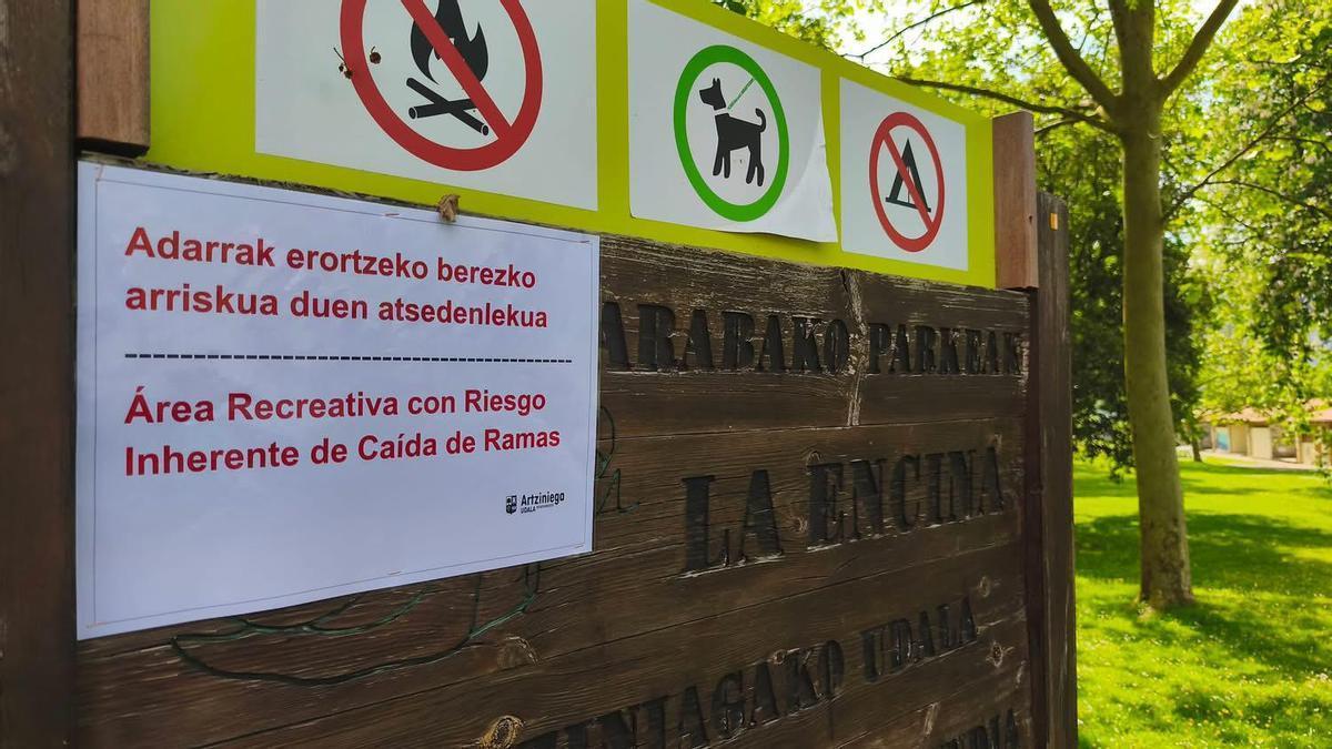 Cartel en La Encina por riesgo de caída de ramas