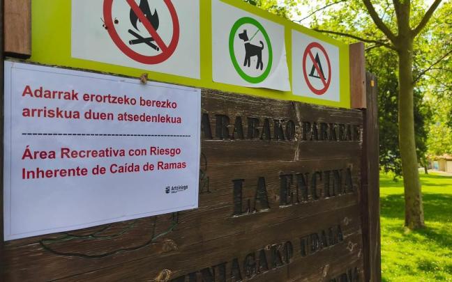 Cartel en La Encina por riesgo de caída de ramas
