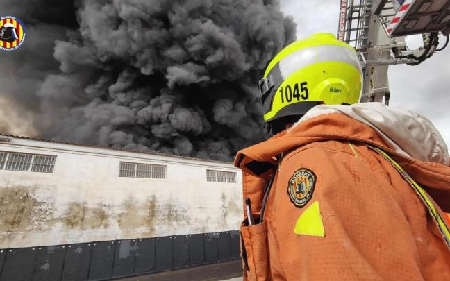 Incendio en una empresa de electrodomésticos en Valencia / Consorci de Bombers de Valencia Incendio en una empresa de electrodomésticos en Valencia