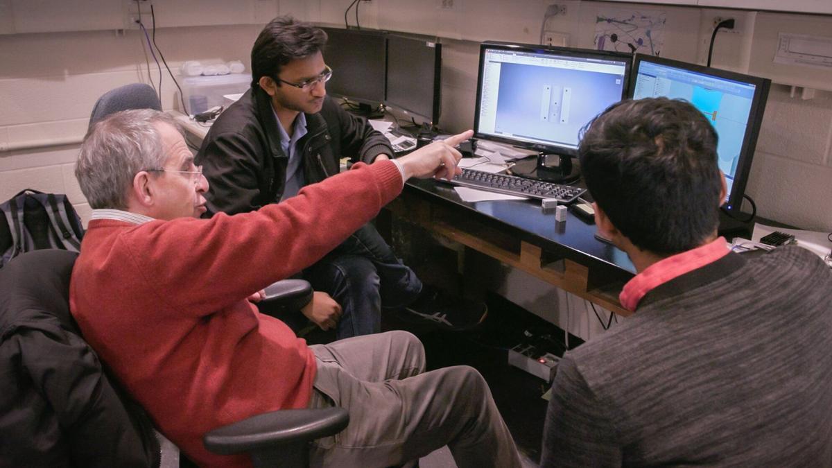 Los científicos John Clarke, Michel H. Devoret y John M. Martinis.