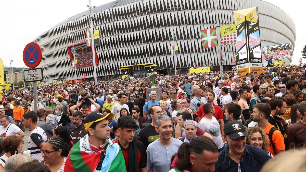 Miles de personas se congregaron en la explanada de San Mamés para descorchar la presente edición del Tour de Francia.