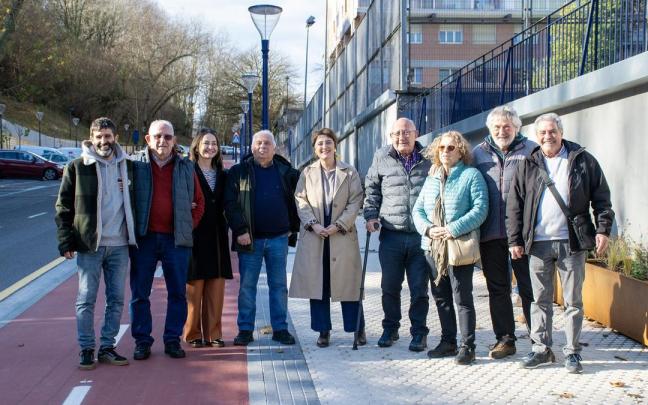 La alcaldesa y el edil de Urbanismo, junto a varios vecinos.