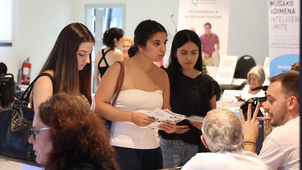 Los diferentes espacios instalados en el campus han ofrecido información sobre sus programas, iniciativas y posibilidades de colaboración con las organizaciones sociales del territorio.