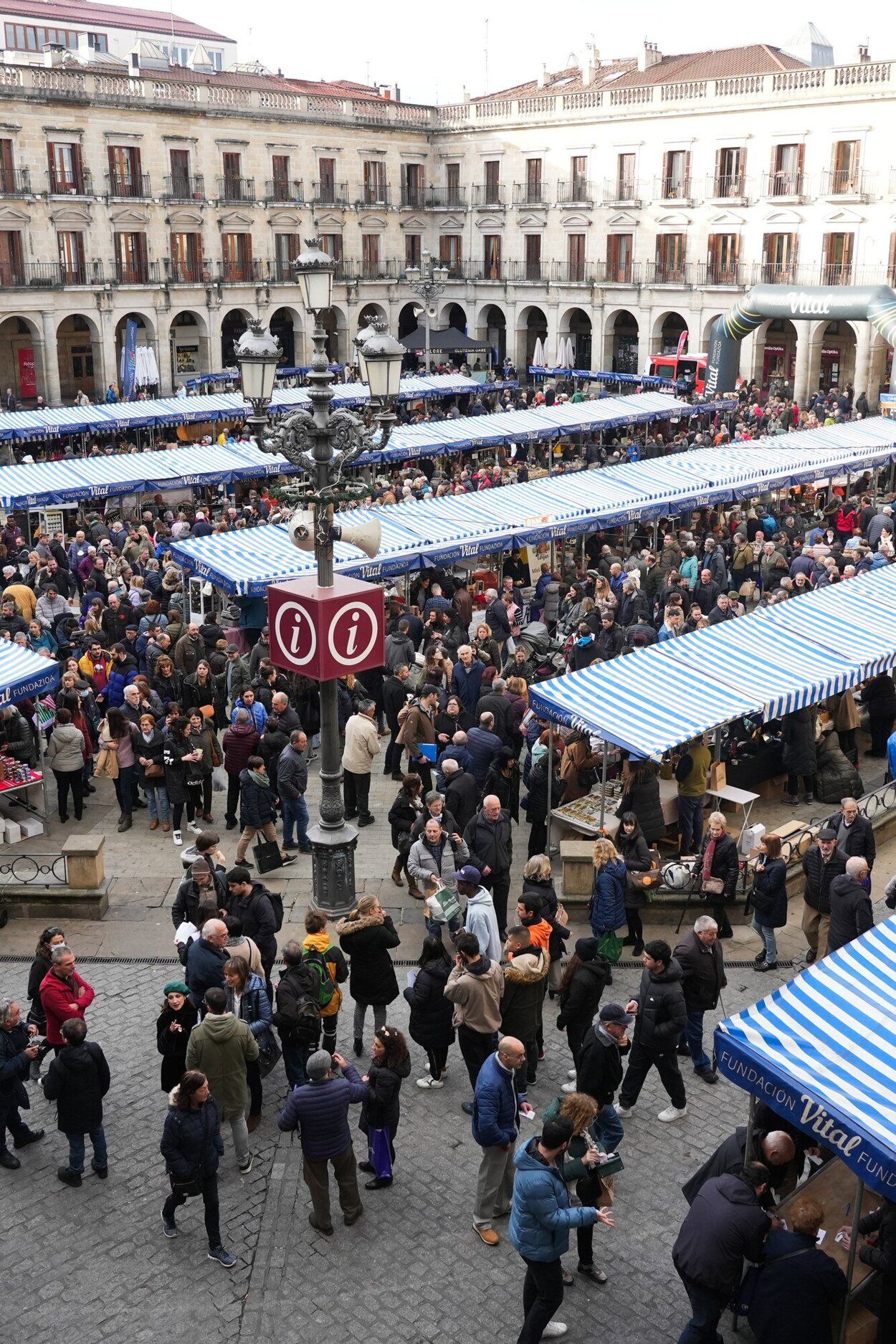El mercado agrícola de Navidad de Vitoria repleto de gente.