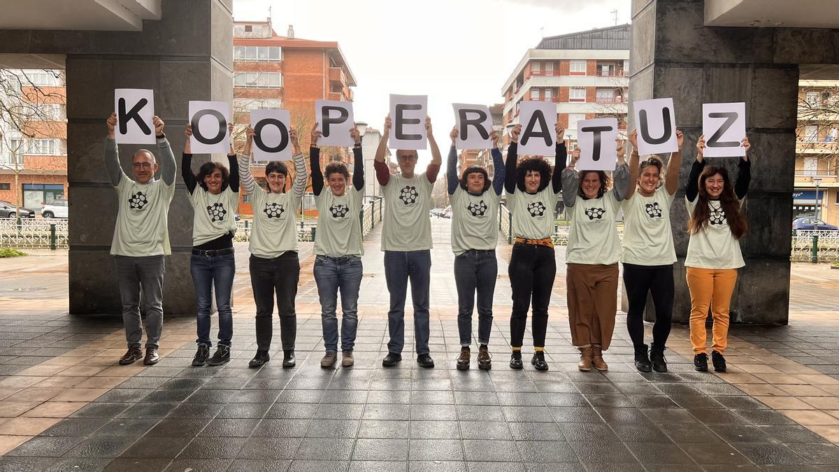 Representantes de las empresas que forman parte de BDSKoop, esta mañana durante la presentación de la nueva edición de Kooperatuz.
