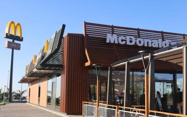 Exterior de un local de McDonald's.
