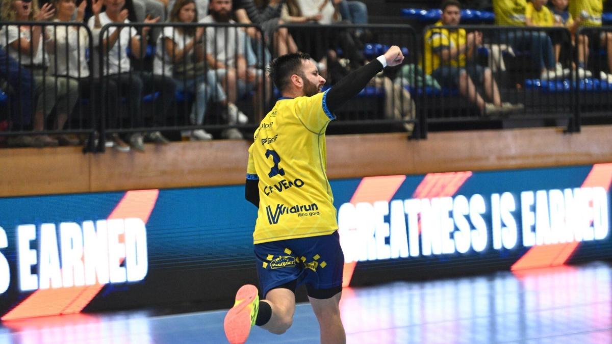 Iñaki Cavero celebra uno de sus goles ante el Chrobry en Artaleku. / PEDRO MARTÍNEZ