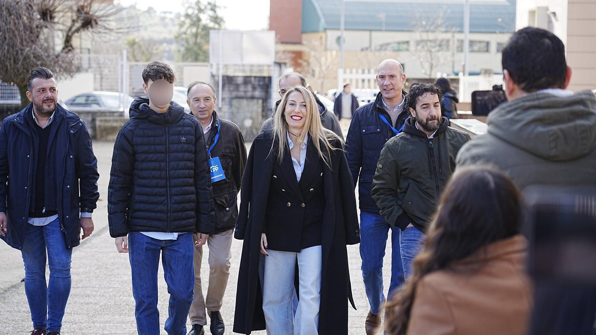 María Guardiola acude a votar este domingo a su colegio electoral.
