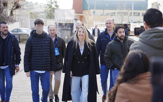 María Guardiola acude a votar este domingo a su colegio electoral.