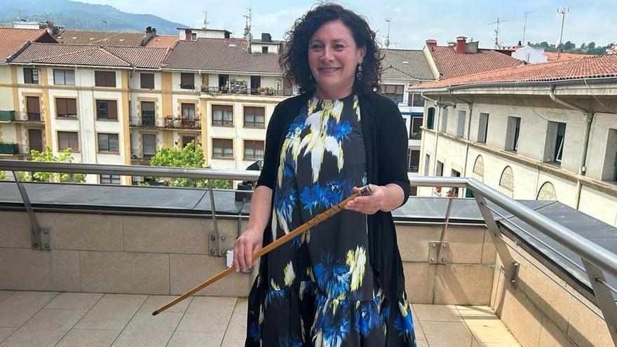 Salterain, con la makila, tras ser elegida alcaldesa en junio.