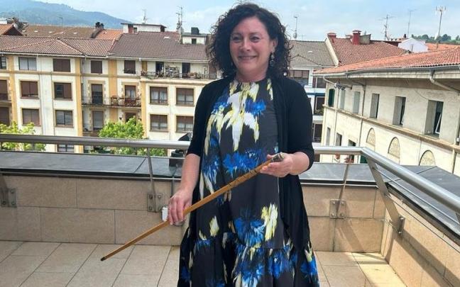 Salterain, con la makila, tras ser elegida alcaldesa en junio.