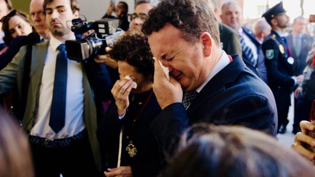 Los padres de Sandra Peña, la menor sevillana que presuntamente se suicidó el pasado mes de octubre tras sufrir acoso escolar, se emocionan en la salida de la hermanda del Cerro del Águila de Sevilla.
